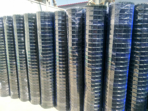 綠色圍山鐵絲網