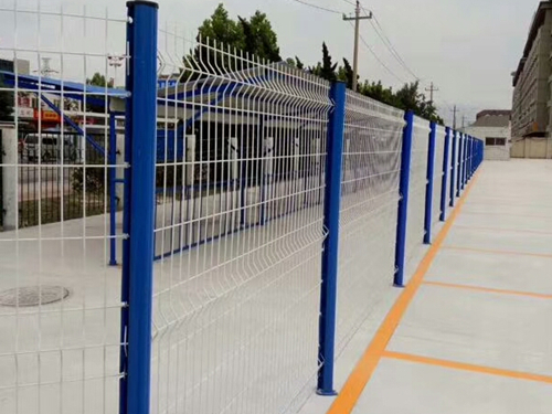 綠色圍山鐵絲網